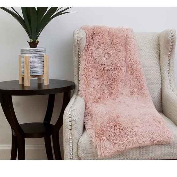 NWT THRO STUDIO Chubby Faux Fur Decorative Throw in Rose Smoke - Picture 2 of 6